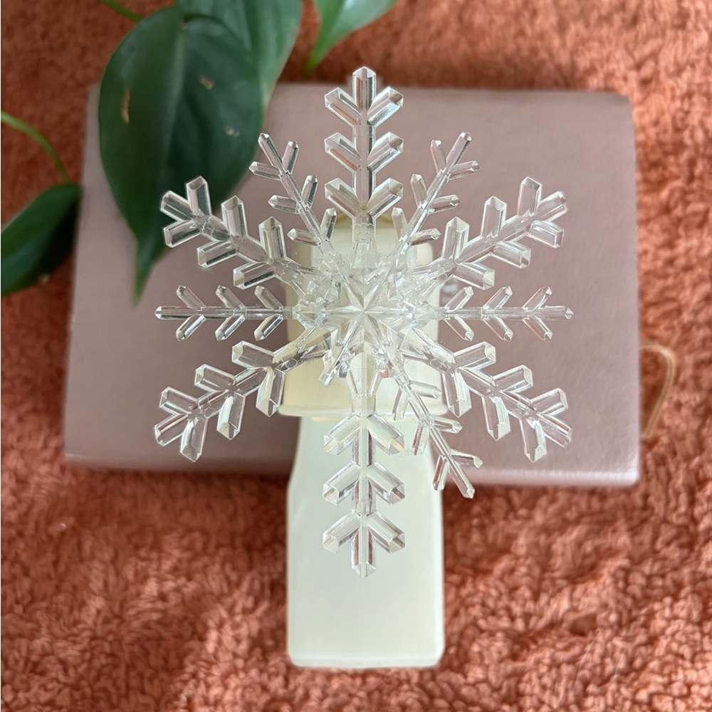 Bath & Body Works Snowflake Night Light with Cream Base Wallflower Plug In